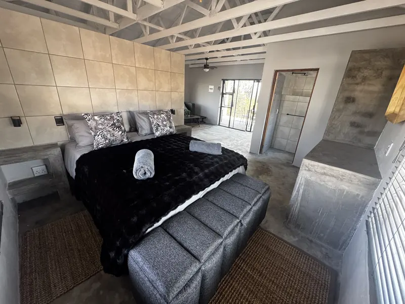 Queen size bed in the Rustic Retreat