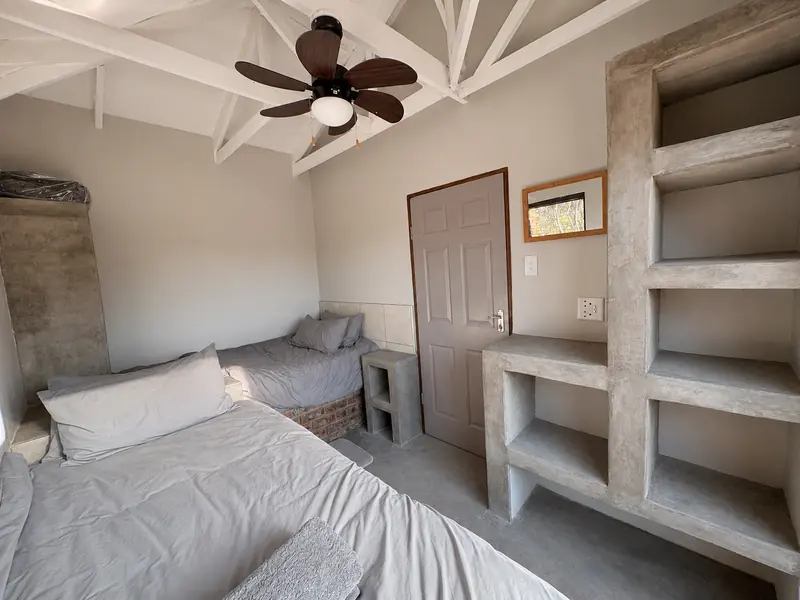 Single beds in the Sunset Cabin second bedroom